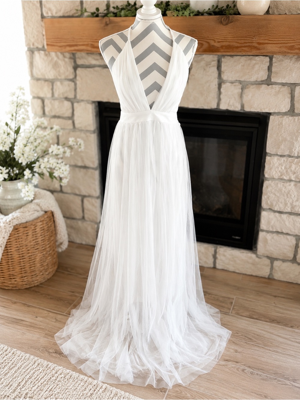 🆕 NWT Luxxel White Tulle Plunged V Neck Line Maxi Dress Sz M